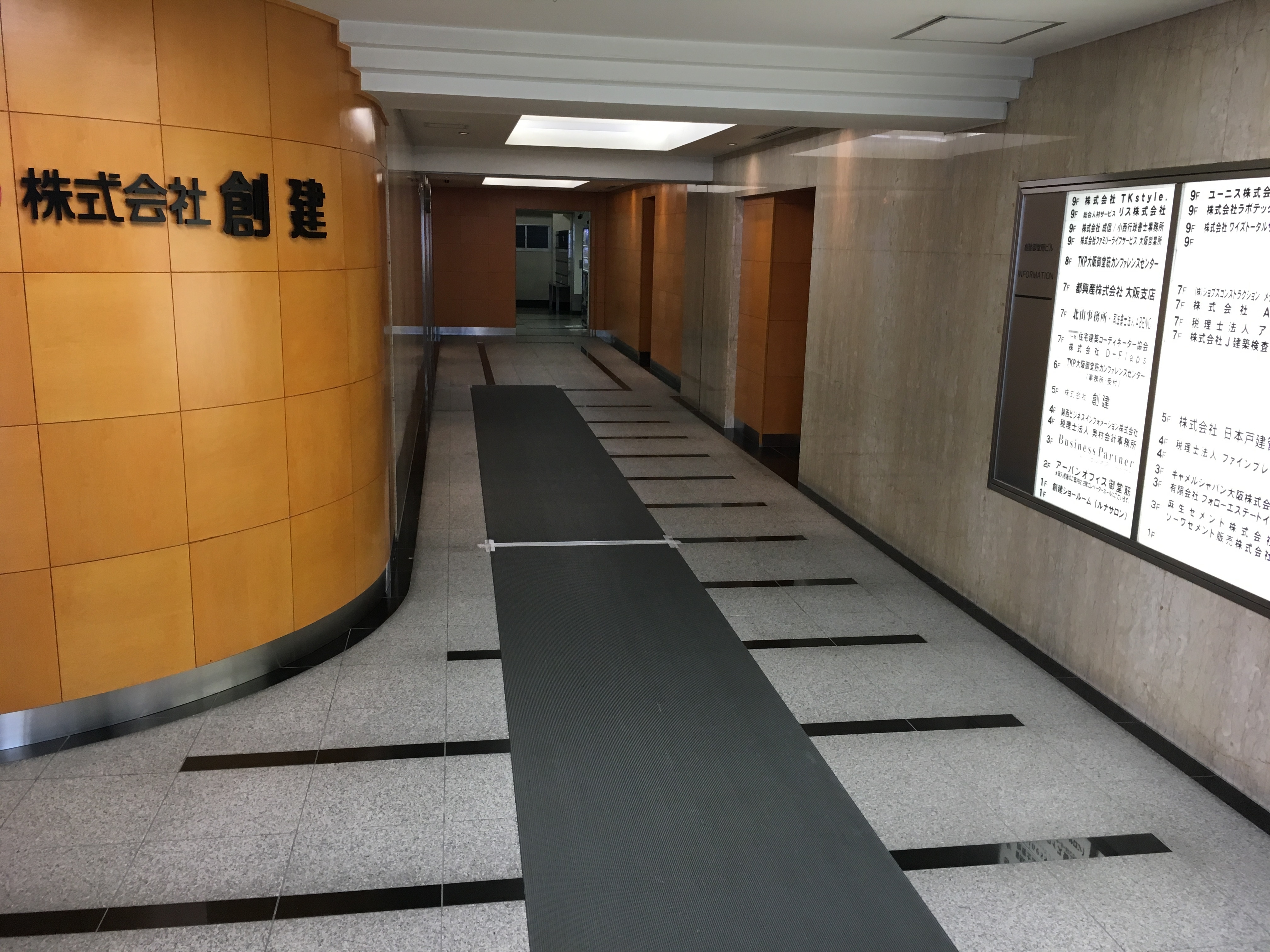 エントランス_重厚感のあるエントランスです