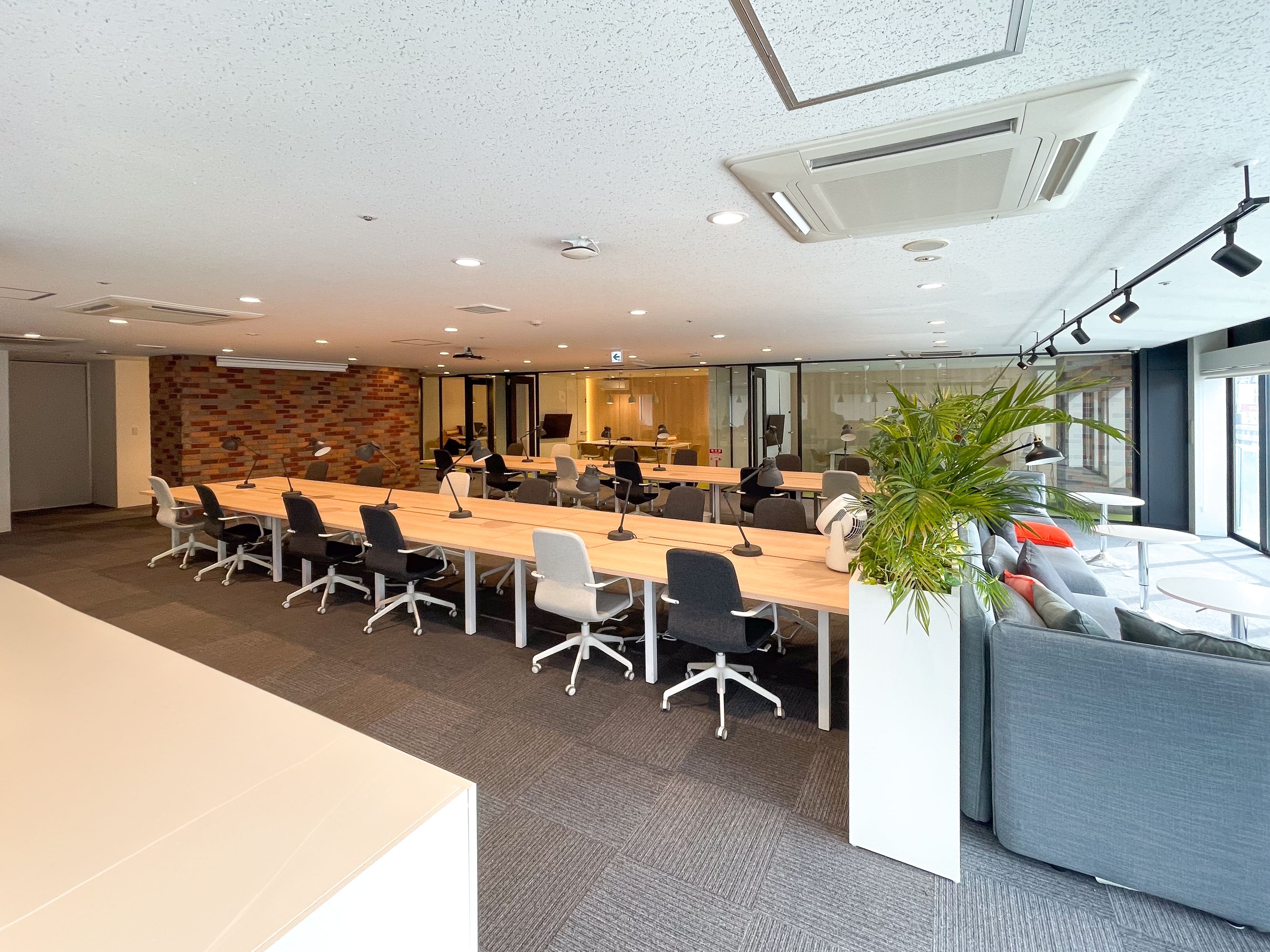 5F メイン執務スペース｜デスクとチェアがセットアップ済み。PCやモニターを置いても広々使えます。