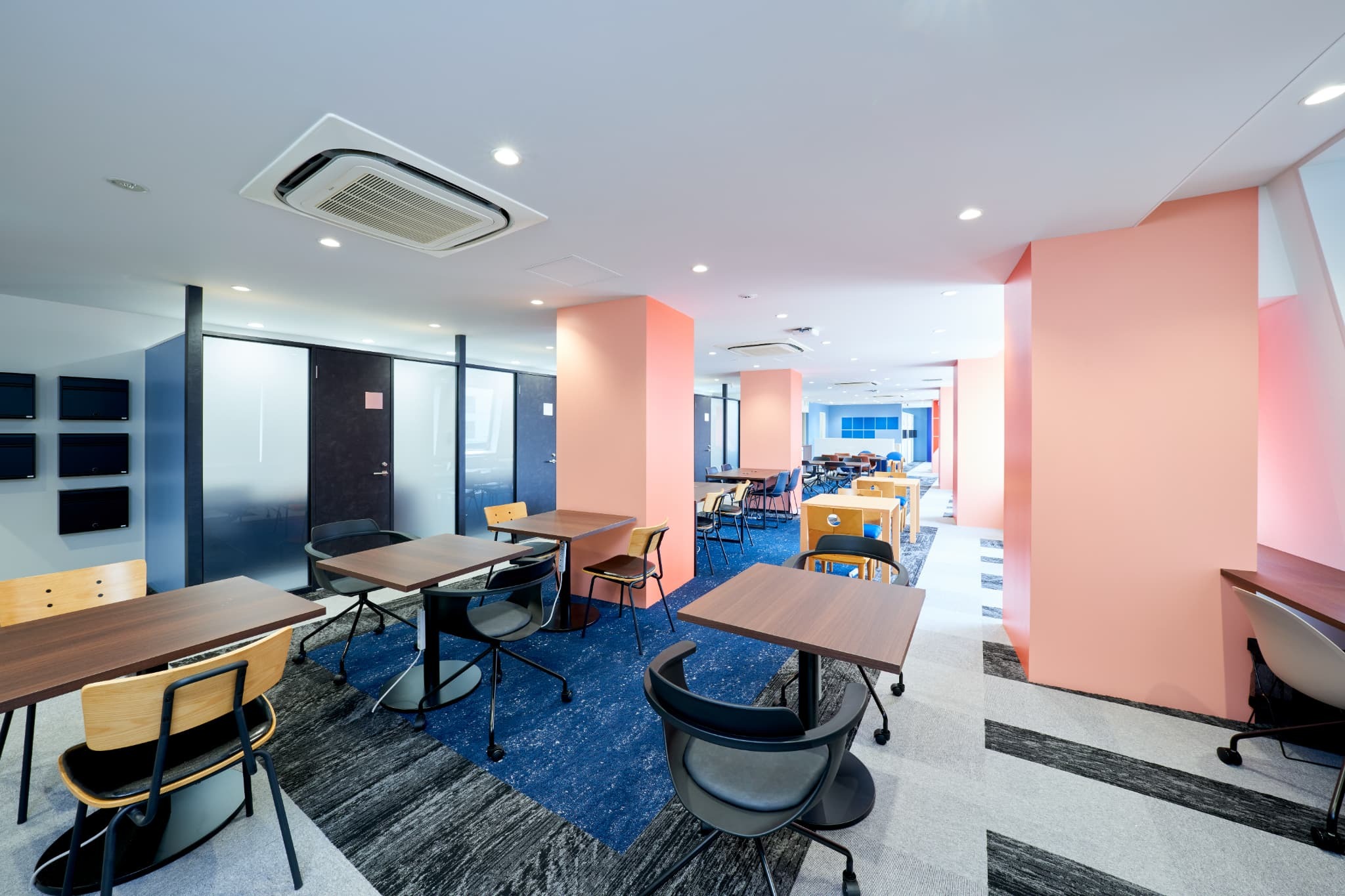 コワーキングスペース｜明るく開放感ある空間。カウンターデスクテーブルなど、人数や用途に合わせて活用できます。ゲストも1時間まで無料で招待が可能です。