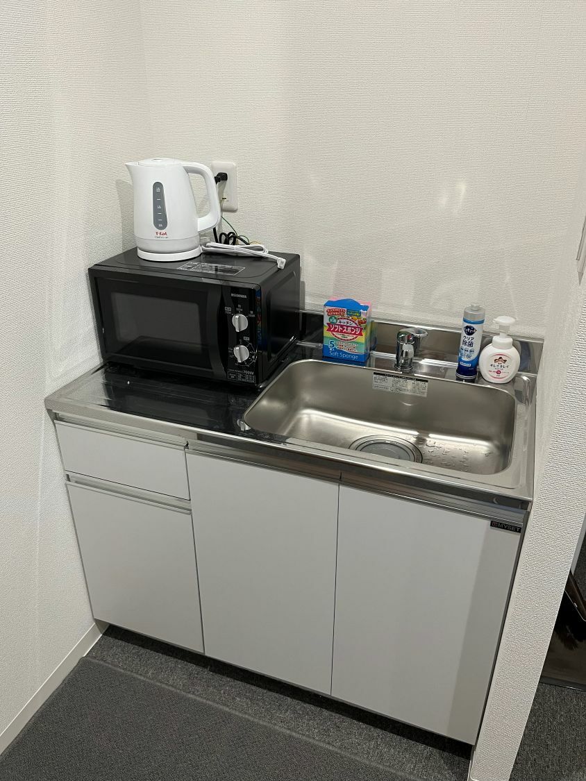 共有部_キッチン。シンクと電子レンジが利用できます。