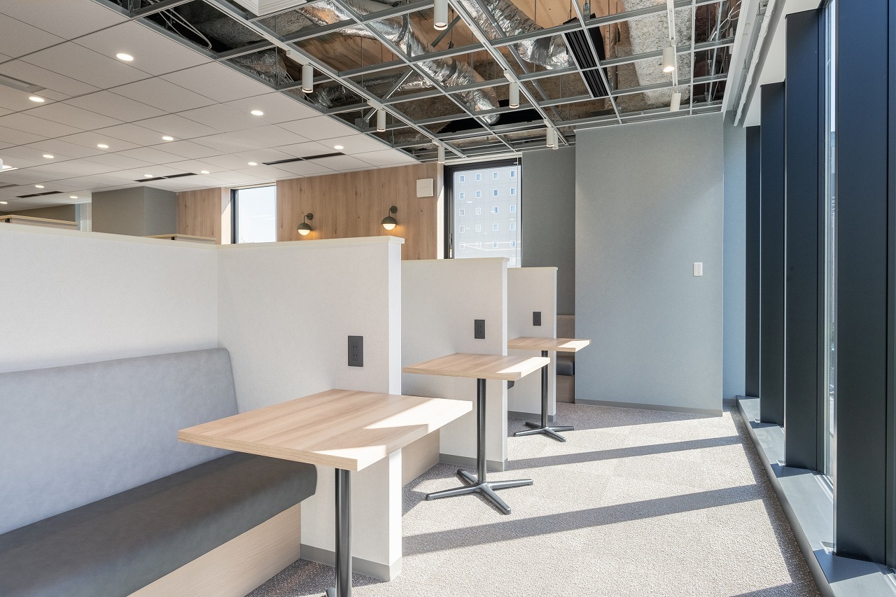 共有部_カフェブース。食事・WEB会議OK！©bizcomfort