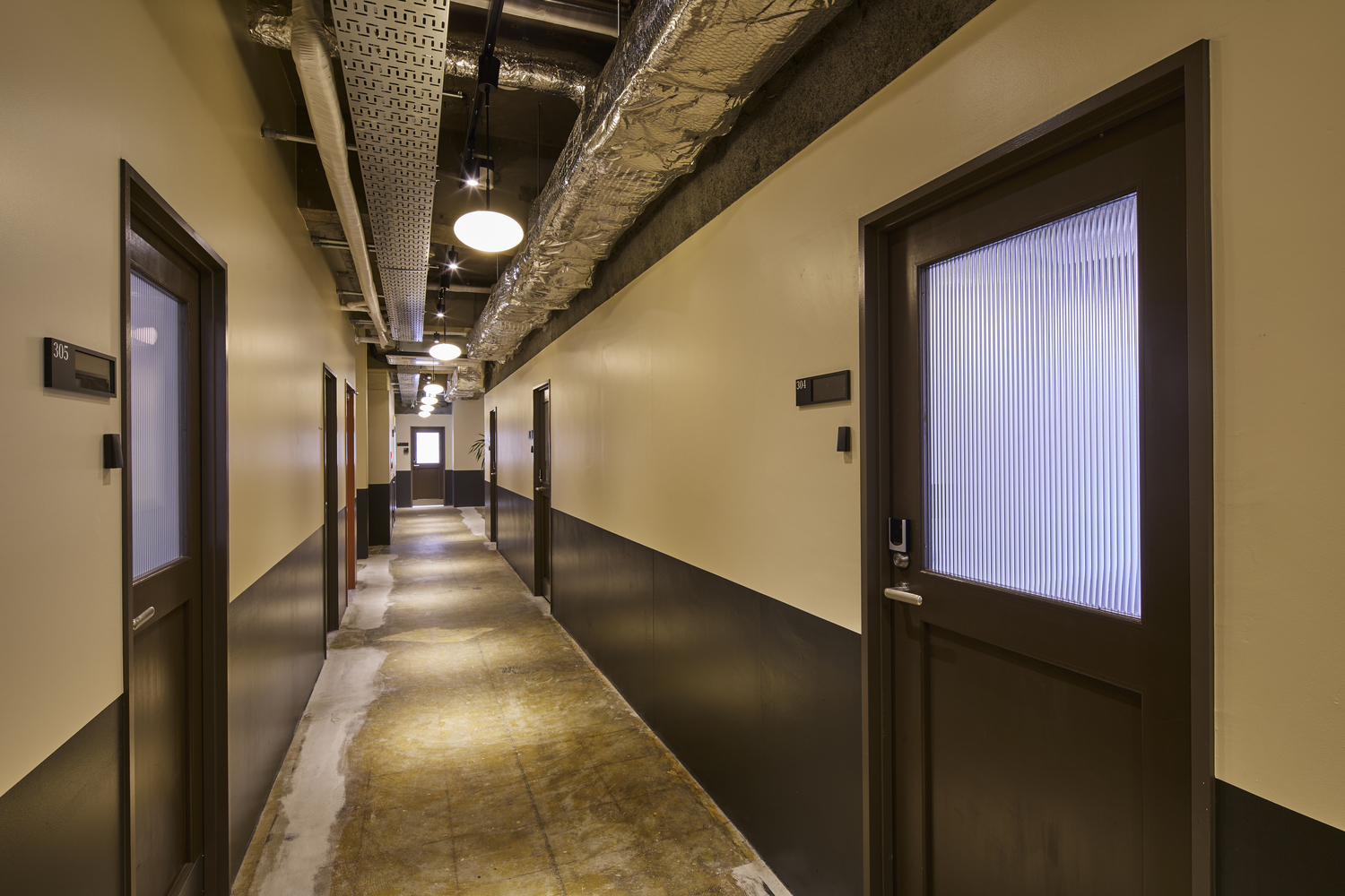 共用部_廊下。全室カードキーでの施錠可能です。