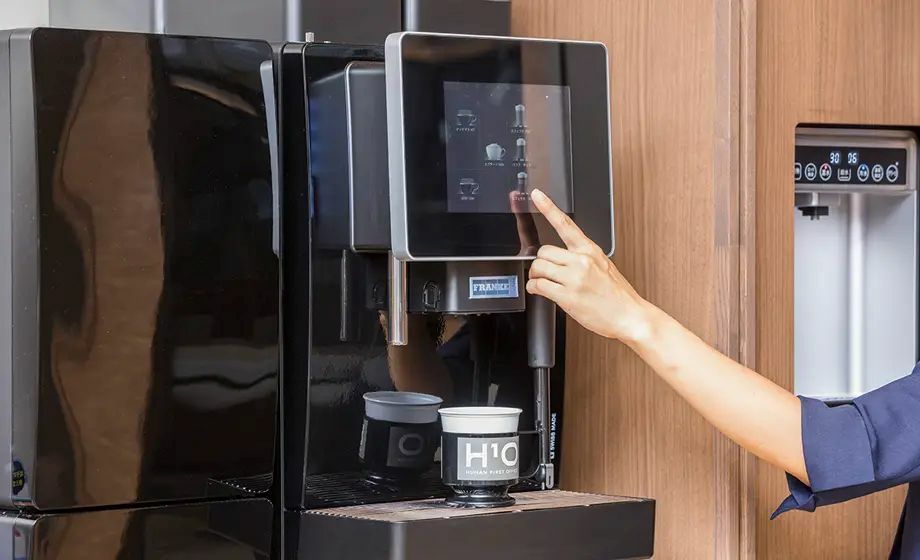 その他_フリードリンク。コーヒーサーバー・ウォーター サーバーが設置されています。ⒸH1O