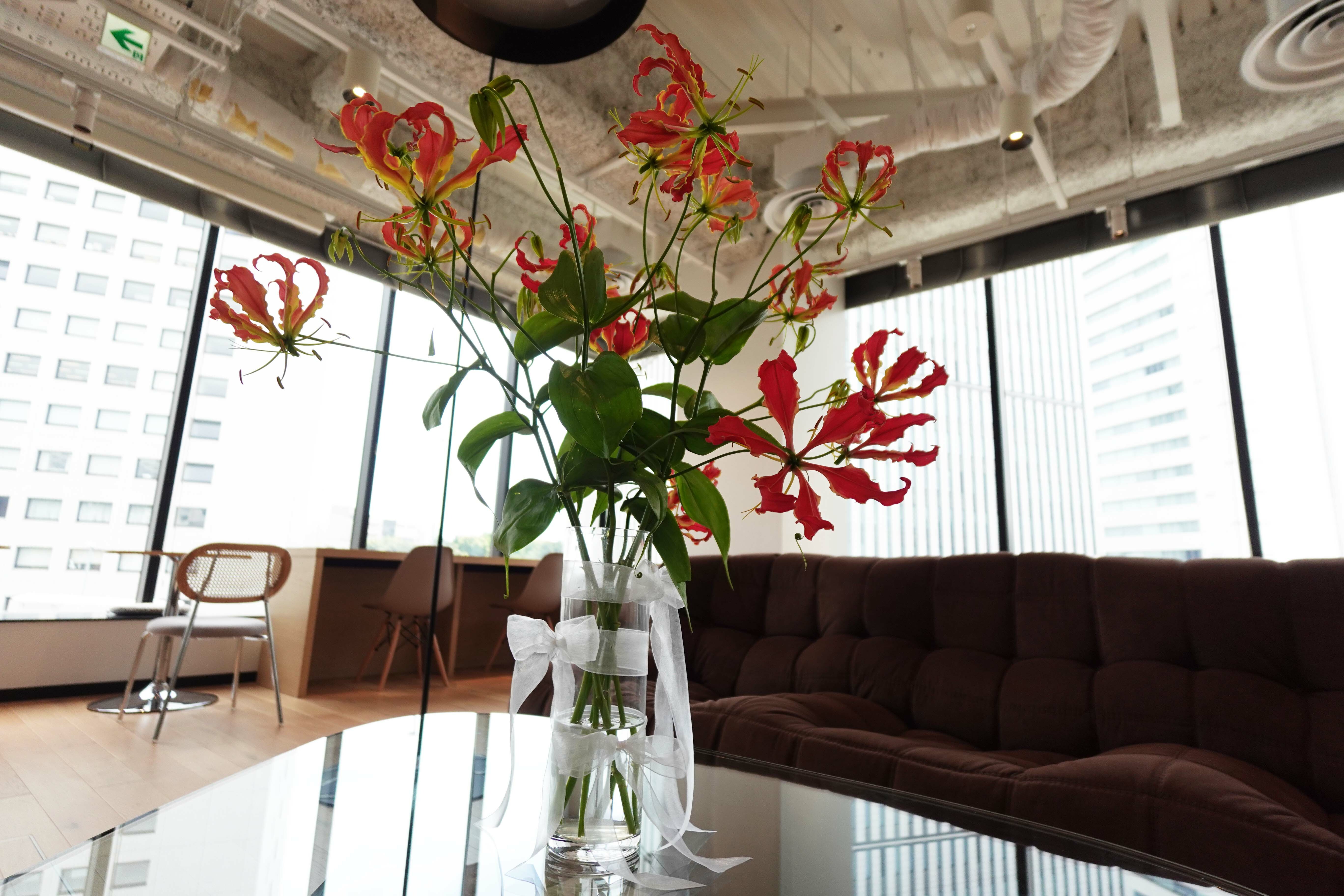 グロリオサというお花。bloom株式会社のロゴマークのモデルとなっています。