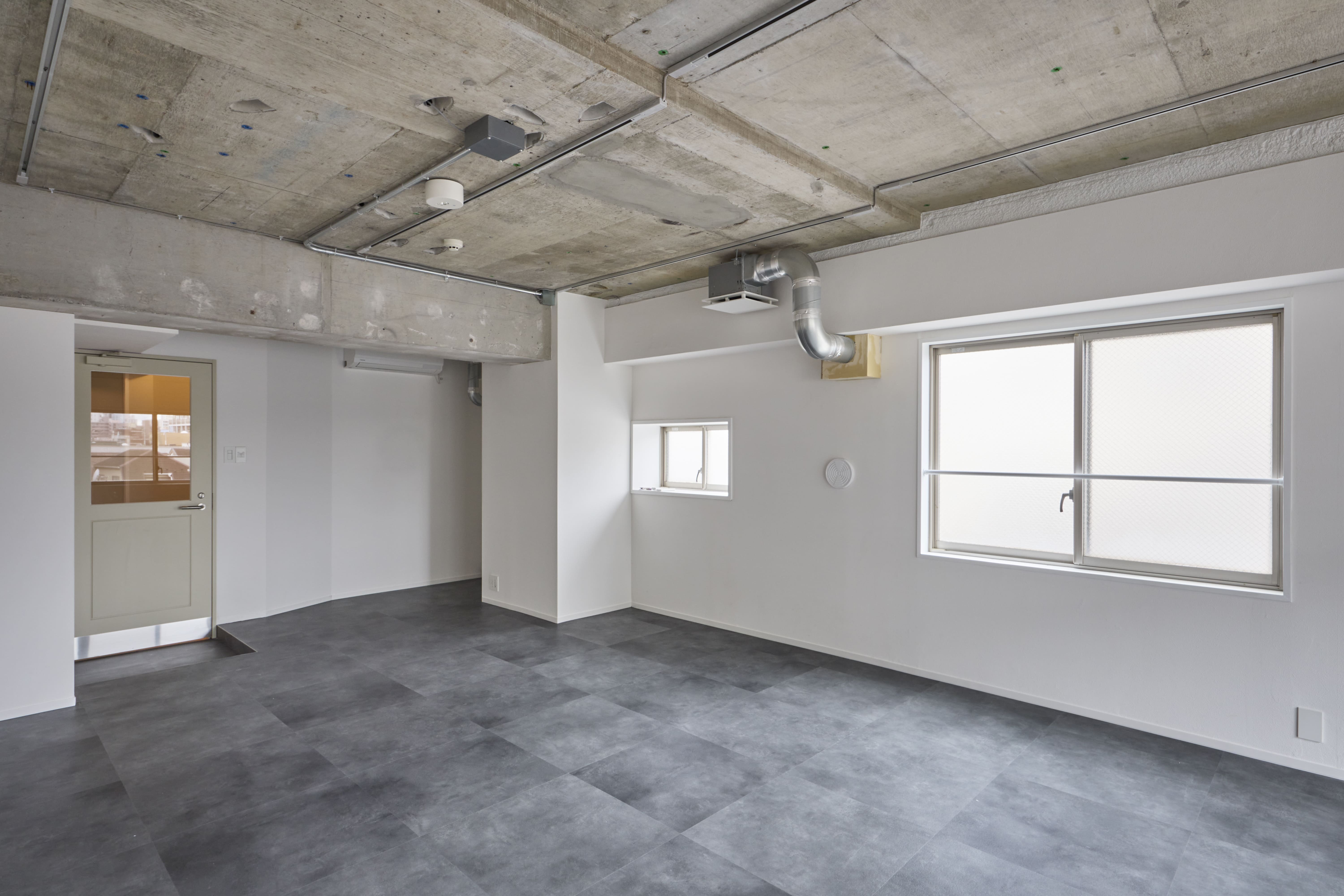 301号室_2面採光で明るい部屋です。