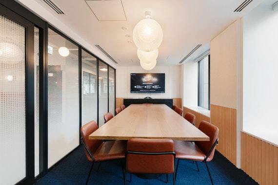 会議室_落ち着いたインテリアでどんなシチュエーションでも対応できます©WeWork