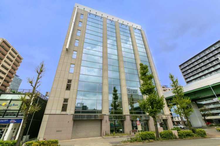 外観_ビル全体画像です。最寄り駅から徒歩9分と非常に好立地です。©bizcircle