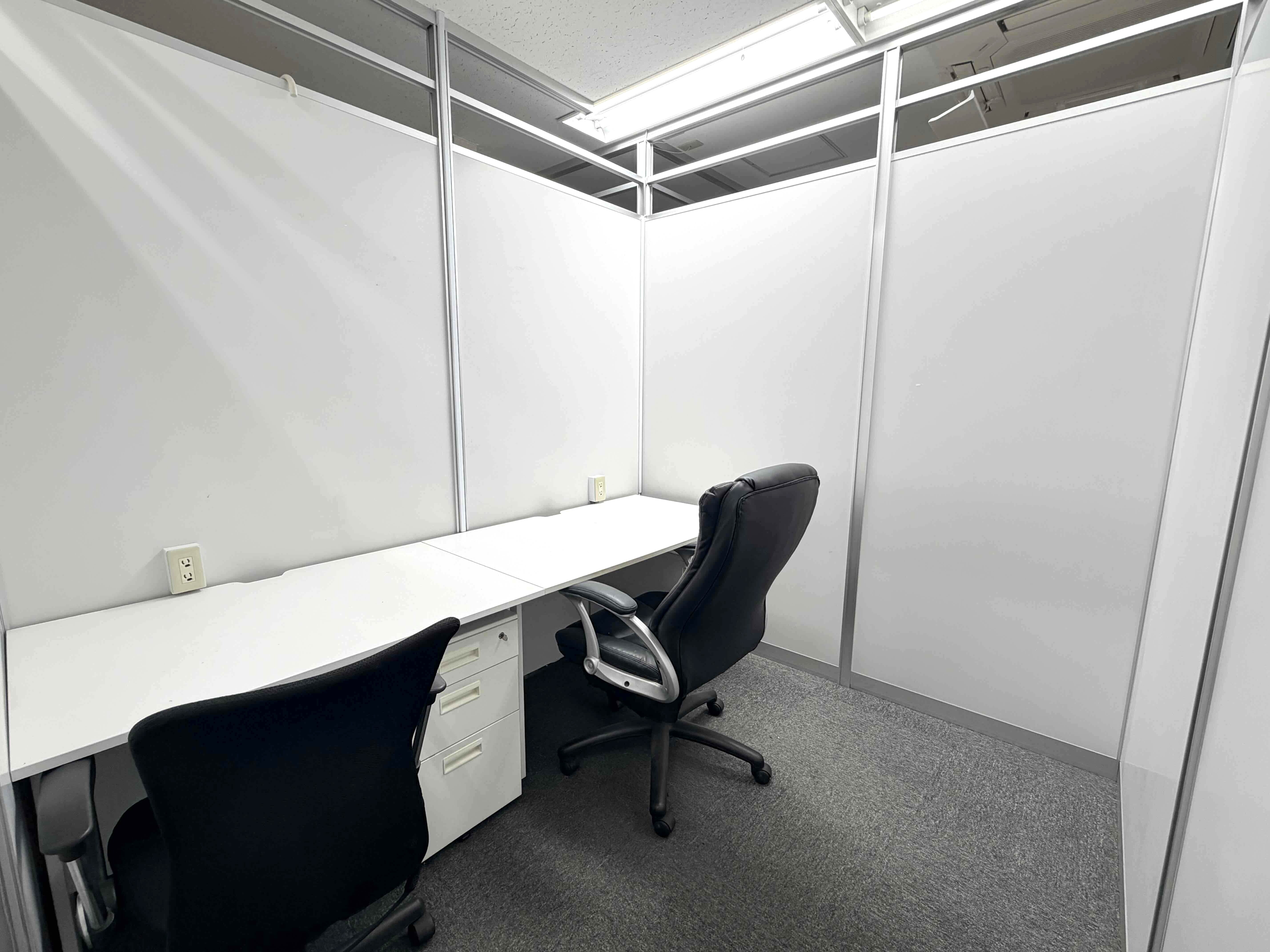 個室_2名用個室、広々しているので棚などもお持ち込みいただけます。