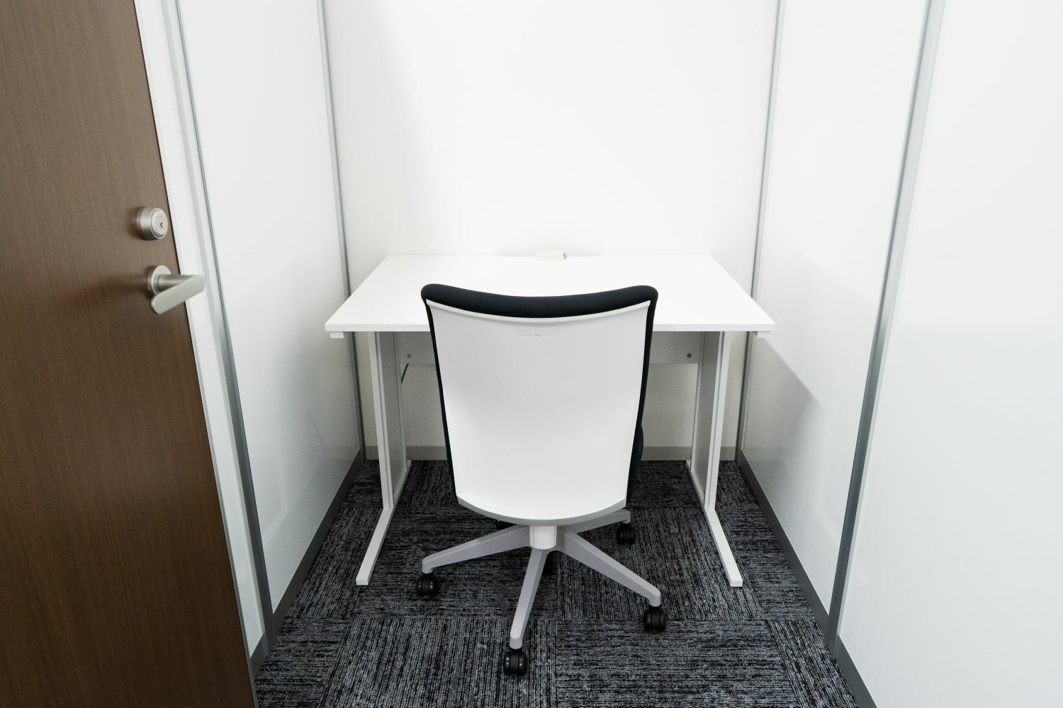 専有部_個室。家具、インターネット環境完備です。