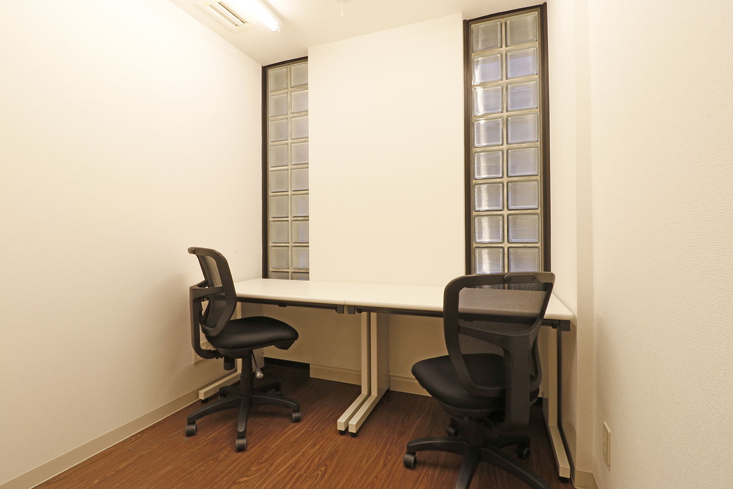 ２名用レンタルオフィス