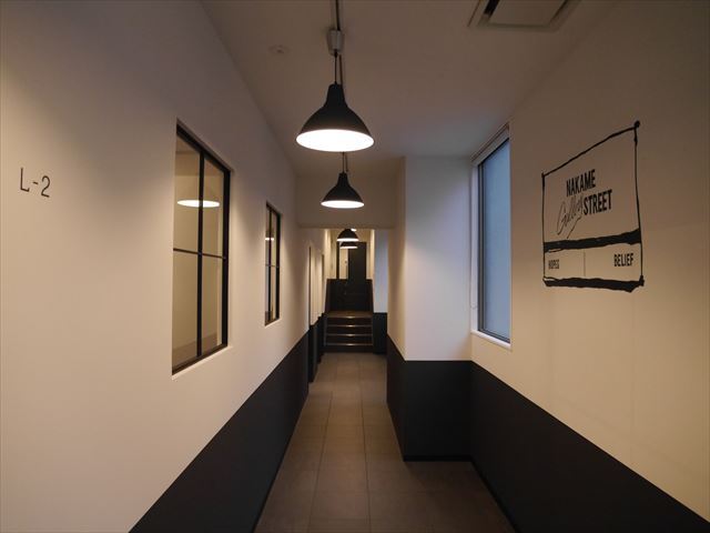 共用部_廊下。白と黒を基調としたデザインで、落ち着いた雰囲気を演出しています。