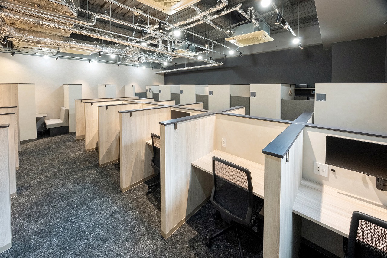 集中したい方向けのワークブース/周りの視線を気にすることなく集中したい時におすすめのスペースです©bizcomfort