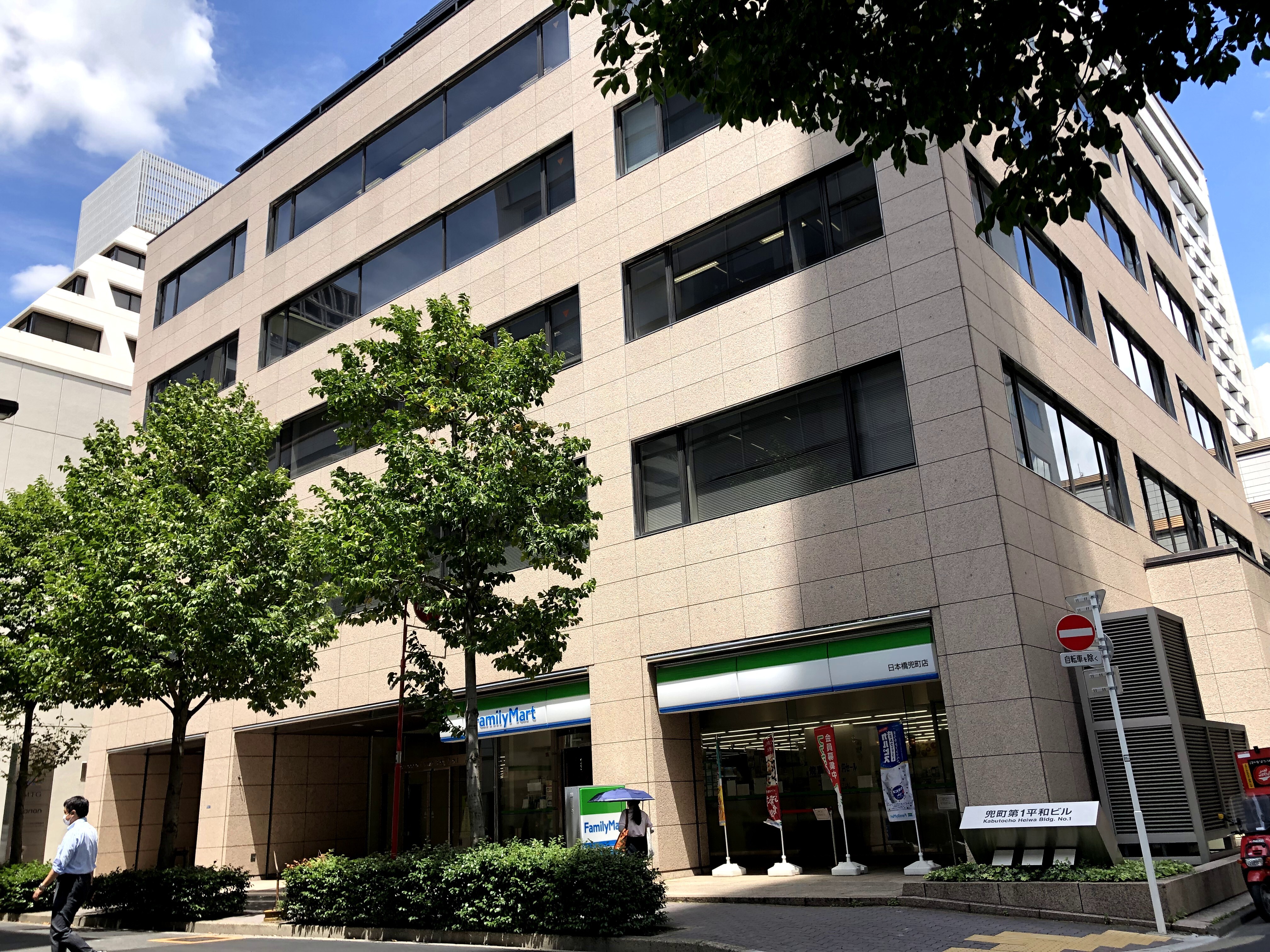 外観_駅近の好アクセス、ビル内1階にはコンビニエンスストアがあり便利です