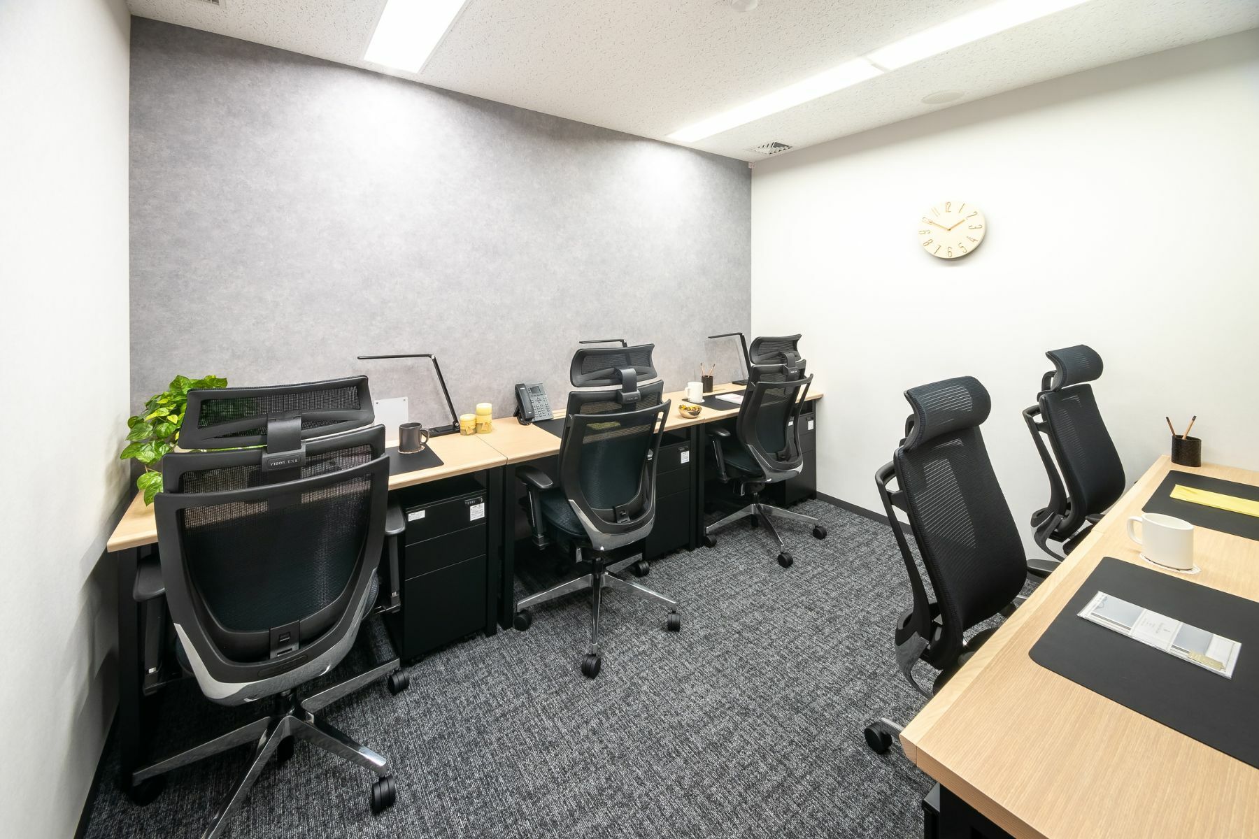 5名個室。壁紙の雰囲気によってもお部屋の印象が変わります。