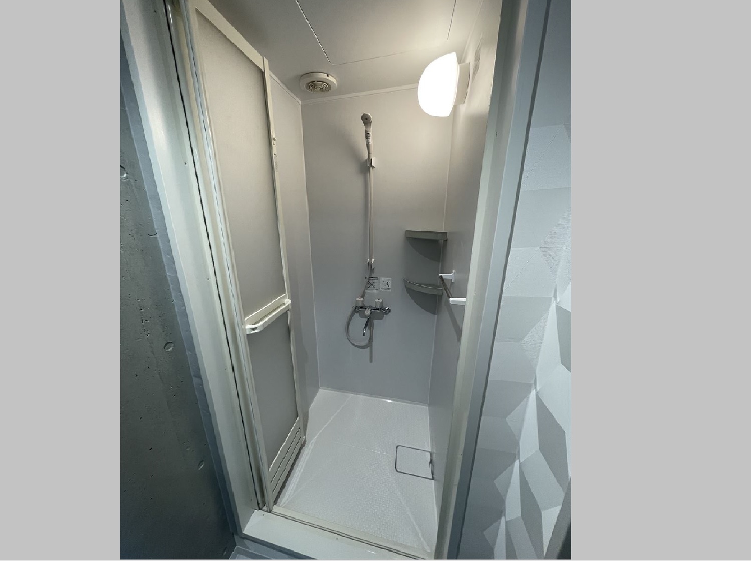 設備_シャワー室。7F・9FのSOHO区画ご入居の方はシャワー室も利用できます。