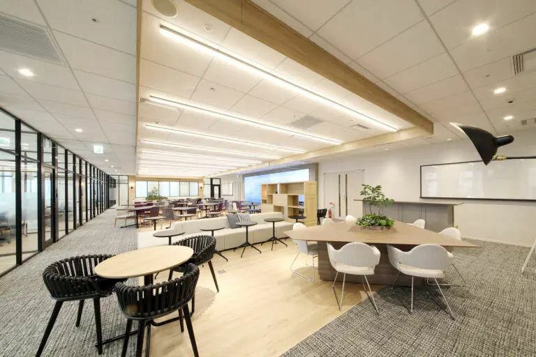 共有部_コワーキングスペース。気分に合わせて席を選べる、自由な作業空間となっています。