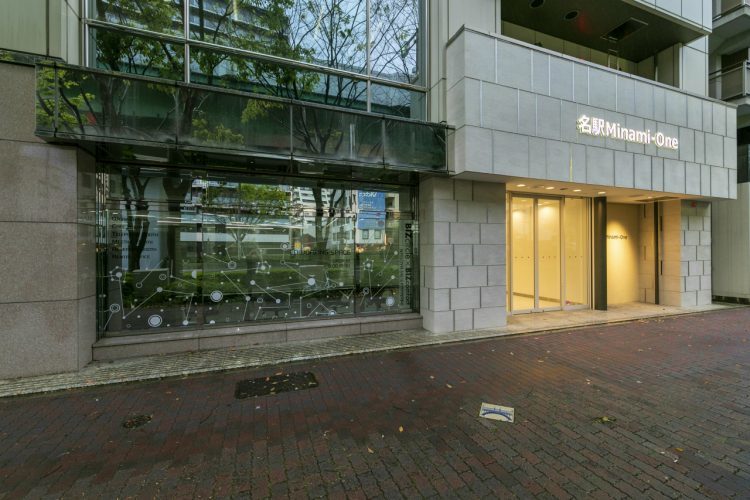 外観_オフィスビルの入り口はこちらになります。©bizcircle