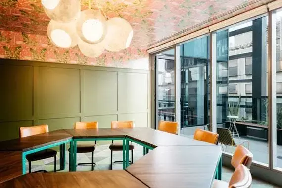 共用部_会議室。会議、面接、取材、セミナーなど様々なシーンで活用できます。©WeWork※画像はイメージです。