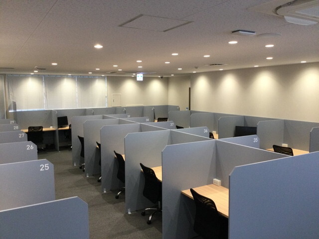 共用部_オープンブース席。ブースの中では広く利用できるタイプの席でパソコン作業も負担になりません。