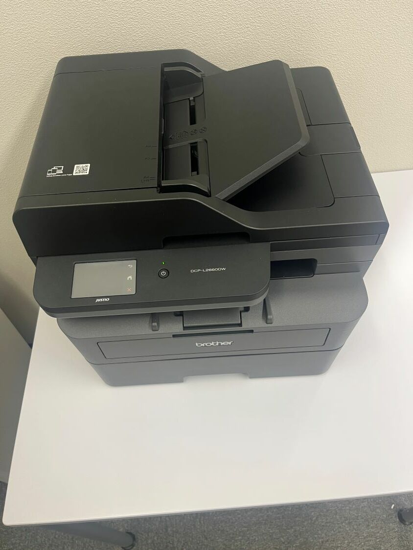 その他_複合機。1日20枚(白黒)まで無料で利用できます。