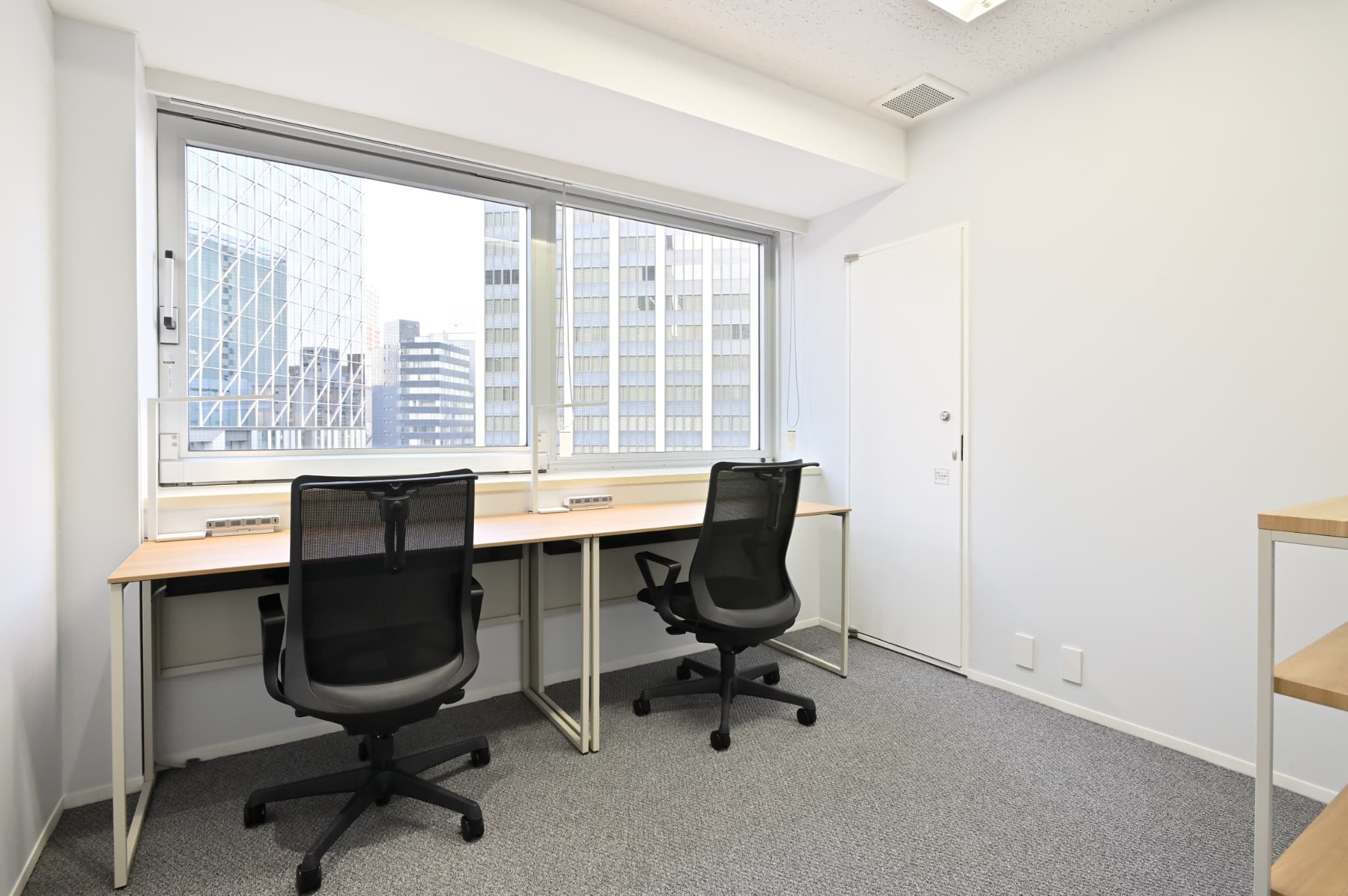 専有部_個室。自然光が入る窓ありのお部屋もあります。