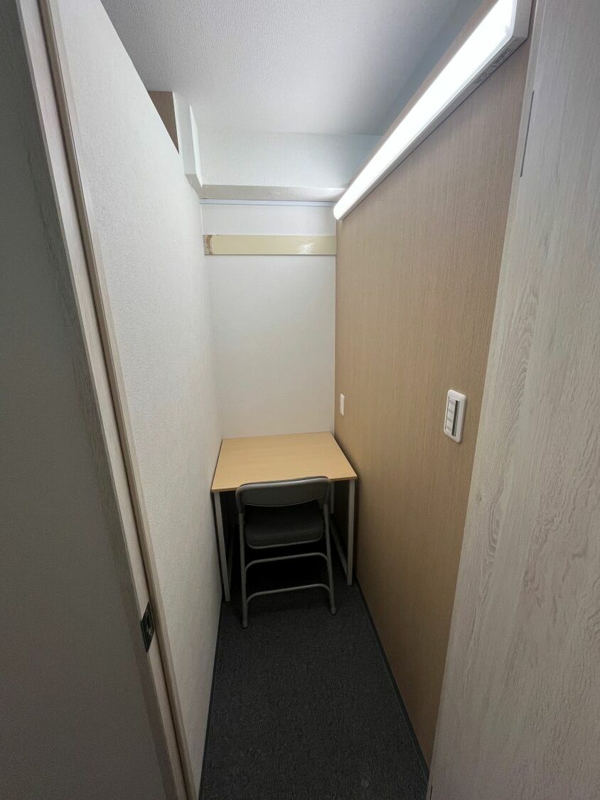専有部_個室。家具、インターネット環境完備です。