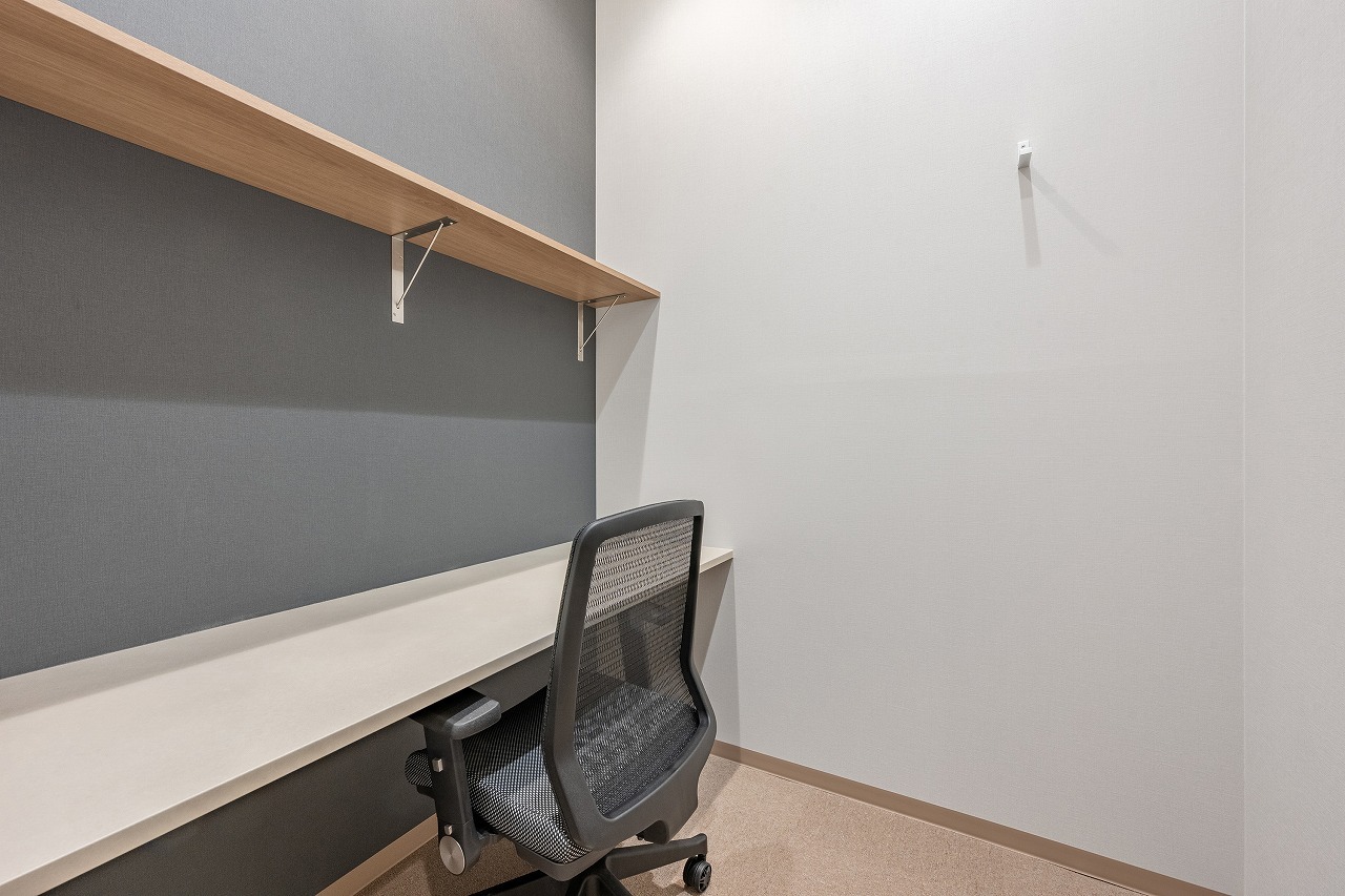 専有部_個室。家具付きです。©bizcomfort