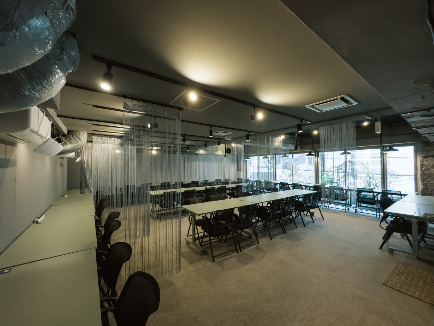 共有部_コワーキングスペース。静かに集中できる環境です。