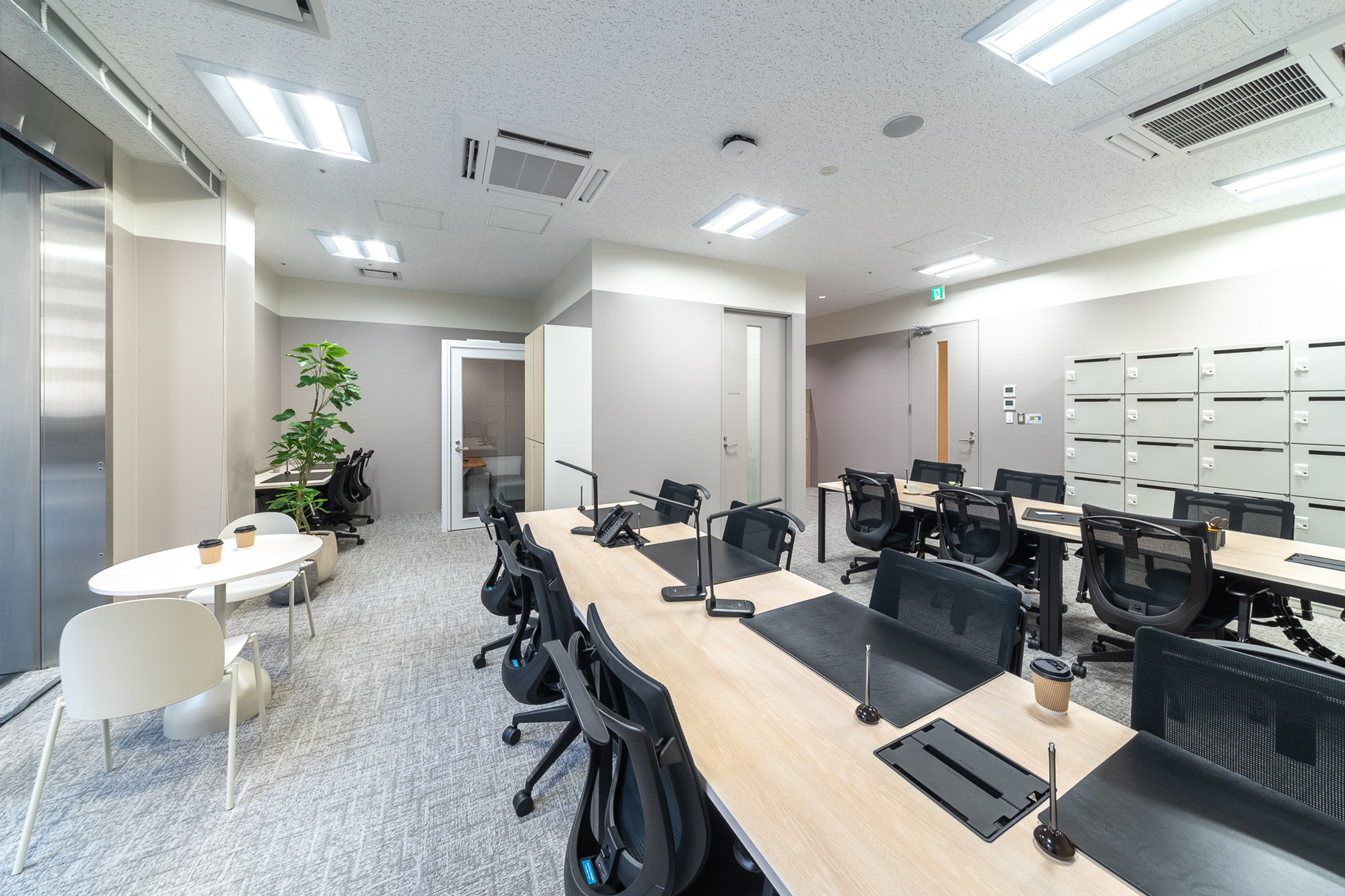 個室_セットアップオフィス。様々な人数に合わせた個室提案が可能です。