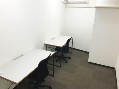 内観_2名様用の個室です。すべての個室にコンセントと有線LANが付いています。