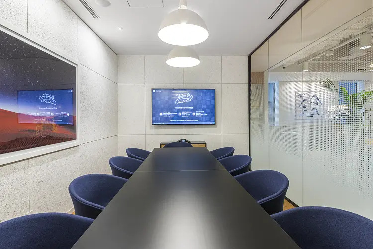共用部_会議室。社内打合せや来客など様々な用途に活用できます。©WeWork ※画像はイメージです。