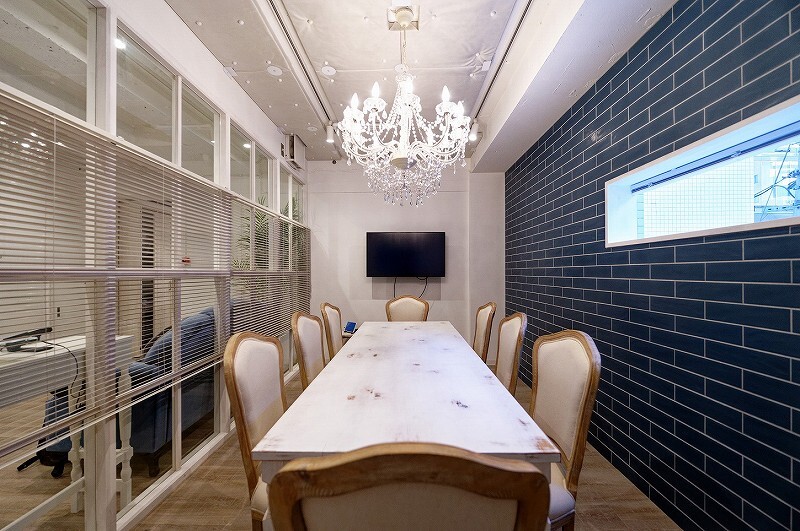 会議室_会議室には大型モニターも設備されています