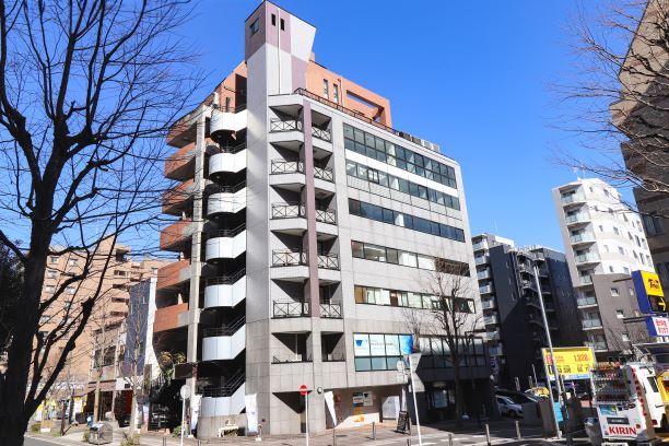 外観_センター南駅からほど近い立地のオフィスビルです