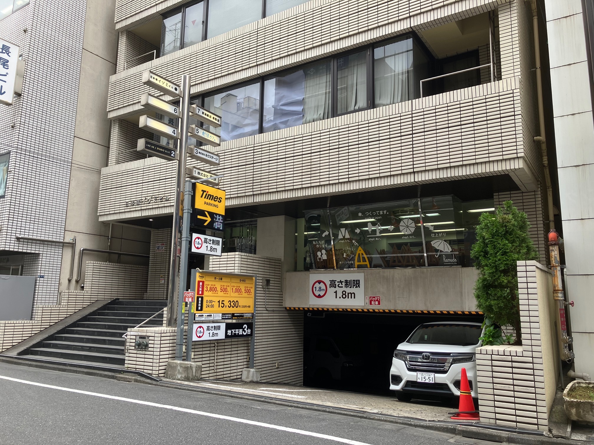 外観_日本橋駅から徒歩8分に位置しています。