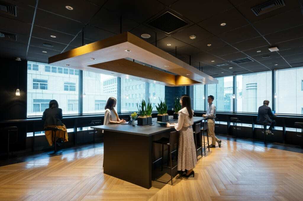 共有部_カフェラウンジ。お食事（11時～15時）も可能なエリアです。一人で仕事に集中したいときにも。