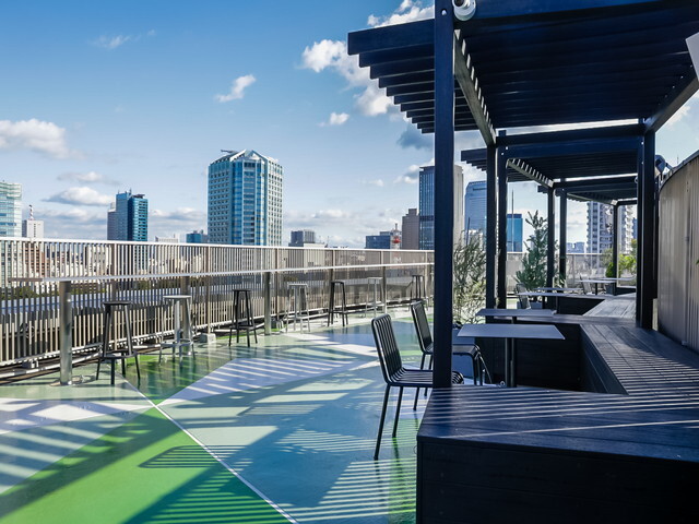 共用部_ルーフトップテラス。Wi-Fiも飛んでいるため、気分転換に屋外で仕事をすることができます。イベント用に貸し切ることもできます。