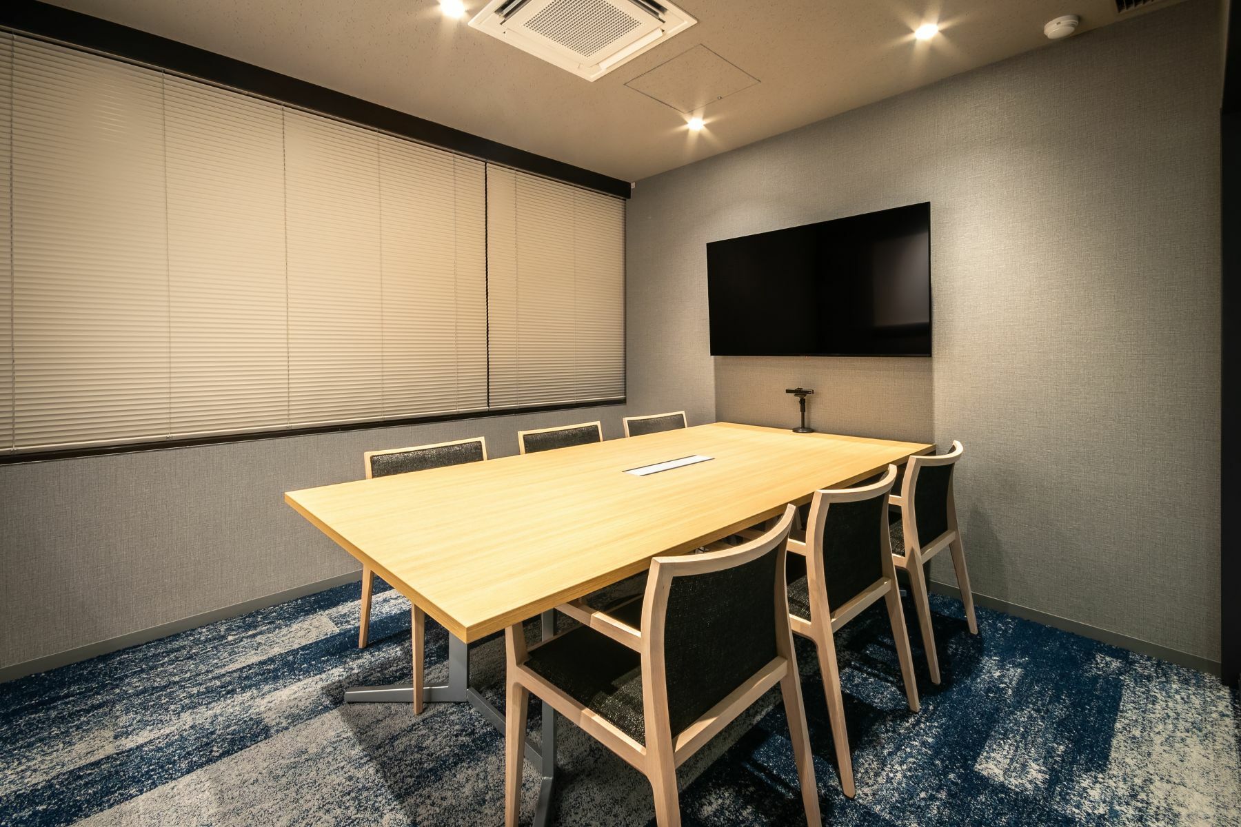 会議室（共用部）。商談を気持ちよく進められる、清潔感と上質さのある会議室。