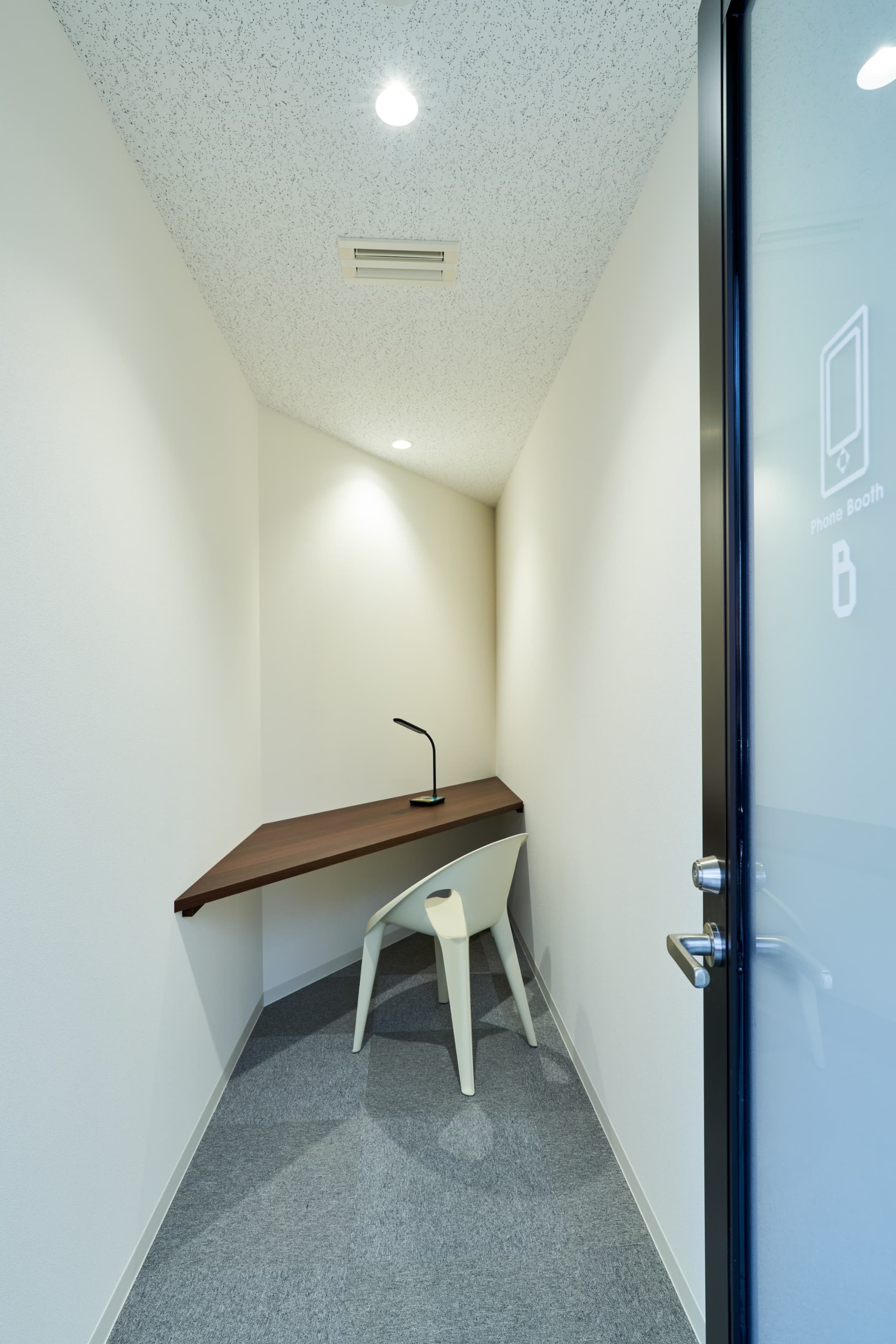 フォンブース｜無料・予約制で利用可能。完全個室の防音仕様なので、WEB会議や電話の際に最適です。