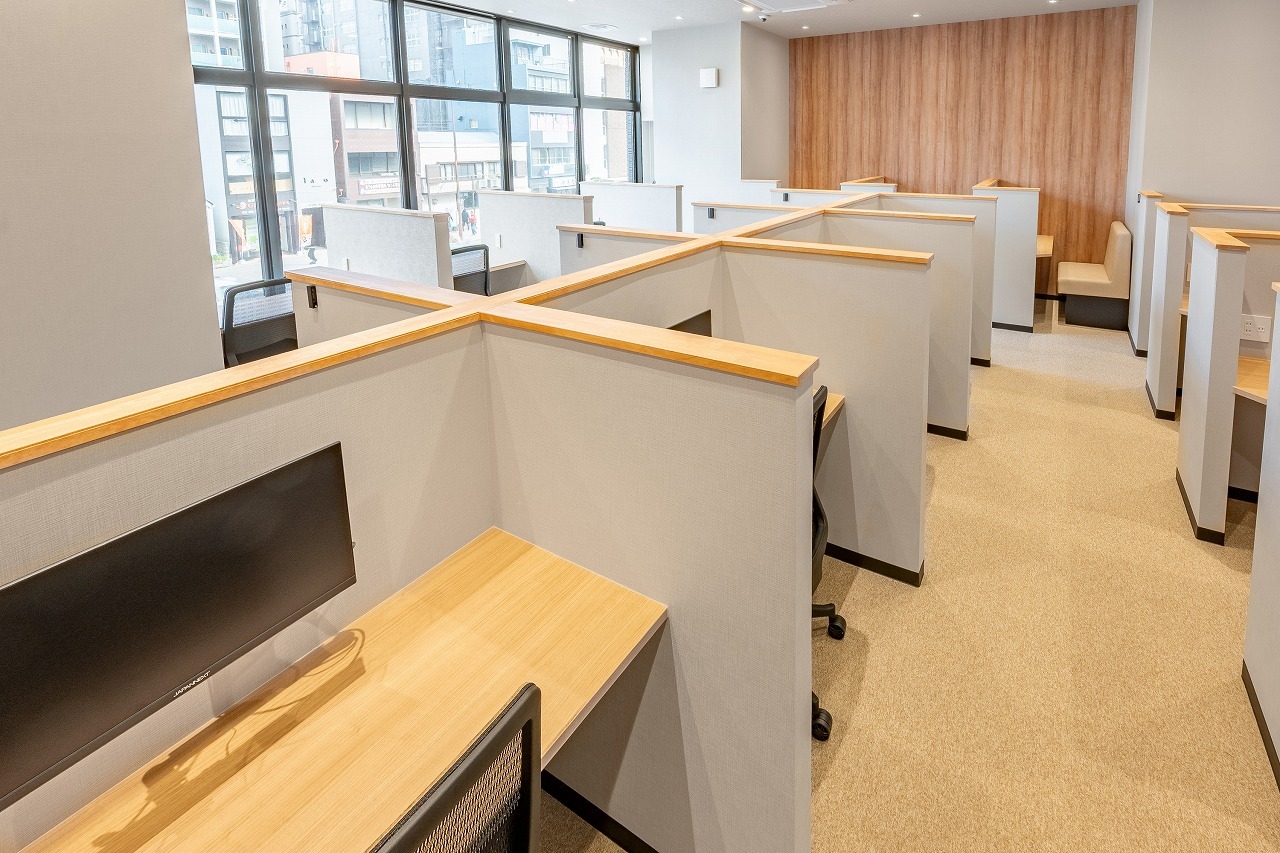 共有部_ワークブース。静かに集中して過ごしたい方におすすめです。©bizcomfort