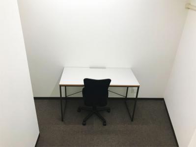内観_1名様用の個室です。広々としており、快適に作業していただけます。
