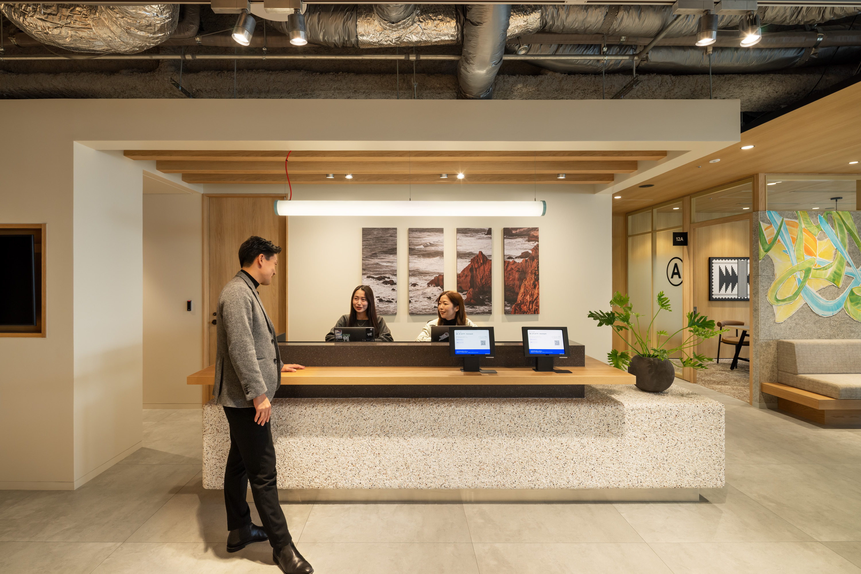 外観_受付。営業時間内はスタッフが常駐しています。© WeWork