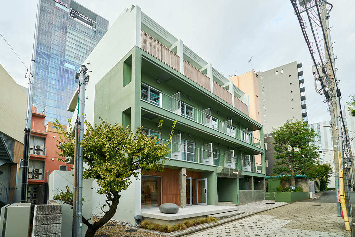 外観。新宿駅から徒歩5分の場所に点在しています。