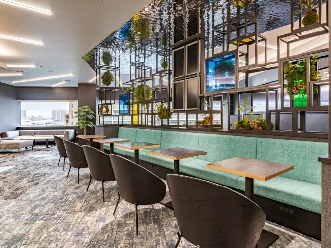 共有部_カフェブース。食事・通話・WEB会議OKの作業スペースです。※画像はイメージです。©bizcomfort