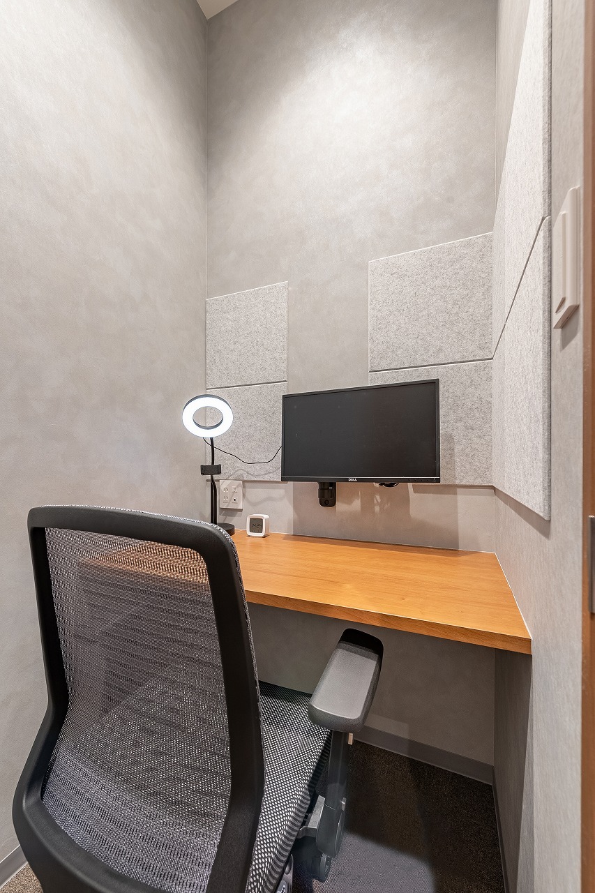 共有部_テレフォンブース（事前予約制/有料）。