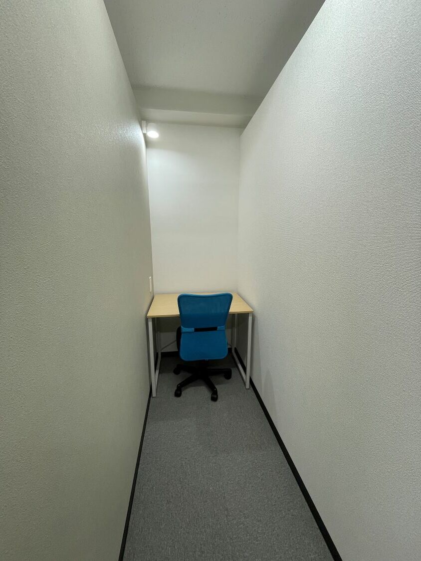 専有部_個室。家具、インターネット環境完備です。