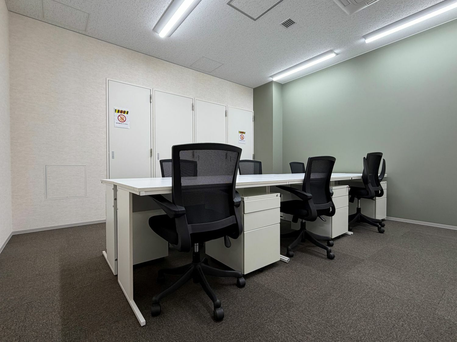 専有部_個室。家具、インターネット環境完備です。