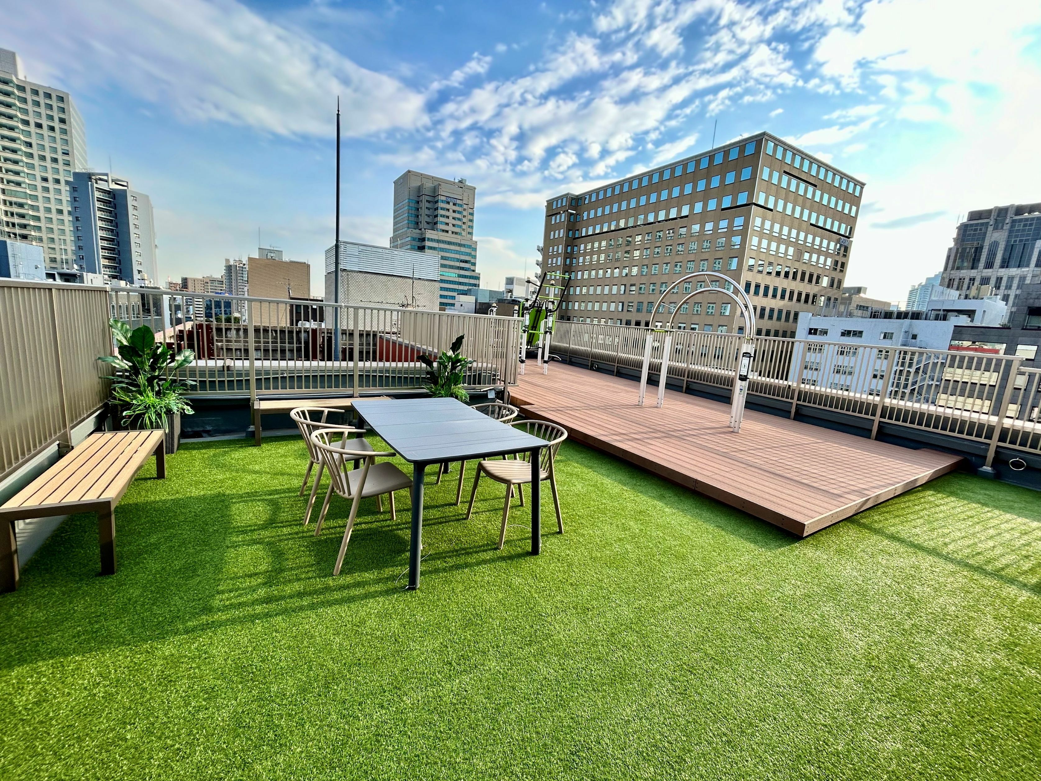 ビル屋上_景色の良い屋上です。自動販売機もあり休憩スペースも完備されています。