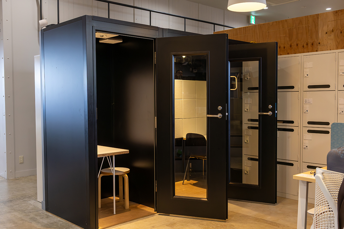 フォンブース_会員様は無料でご利用頂ける、防音&個室のフォンブースで、オンライン会議も円滑に行うことができます。