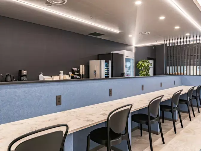 共有部_カフェブース。食事・通話・WEB会議OKの作業スペースです。※画像はイメージです。©bizcomfort