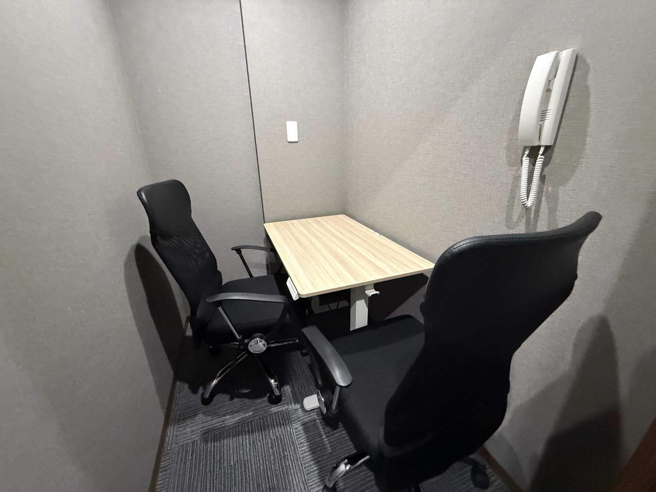 共有部_会議室。会議、面接などに利用できます。